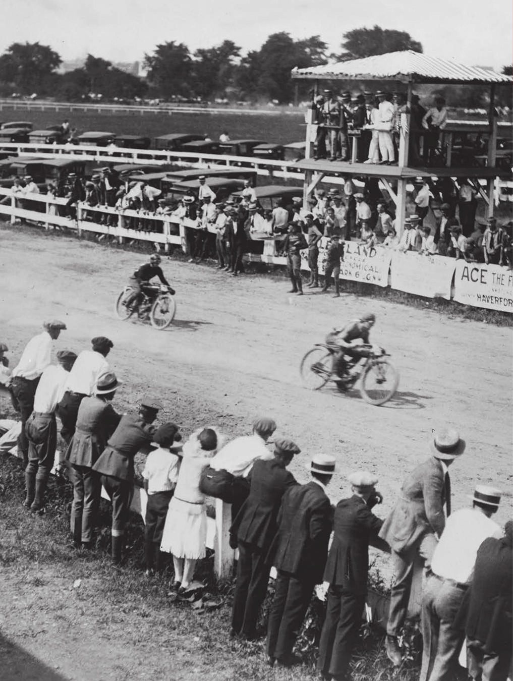 CHAPTER A crowd gathers to watch a motorcycle race in the 1920s CHOPPER - photo 11