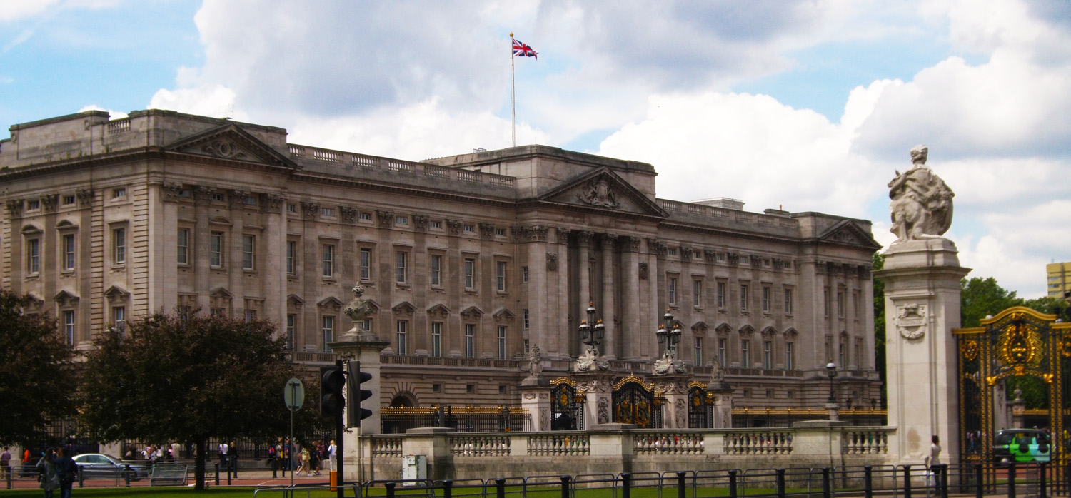 Buckingham Palace Many will know that royal families and other ruling - photo 4