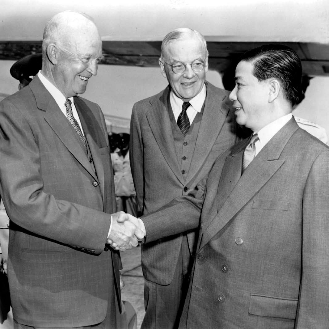 American president Dwight Eisenhower left shakes hands with Ngo Dinh Diem - photo 4