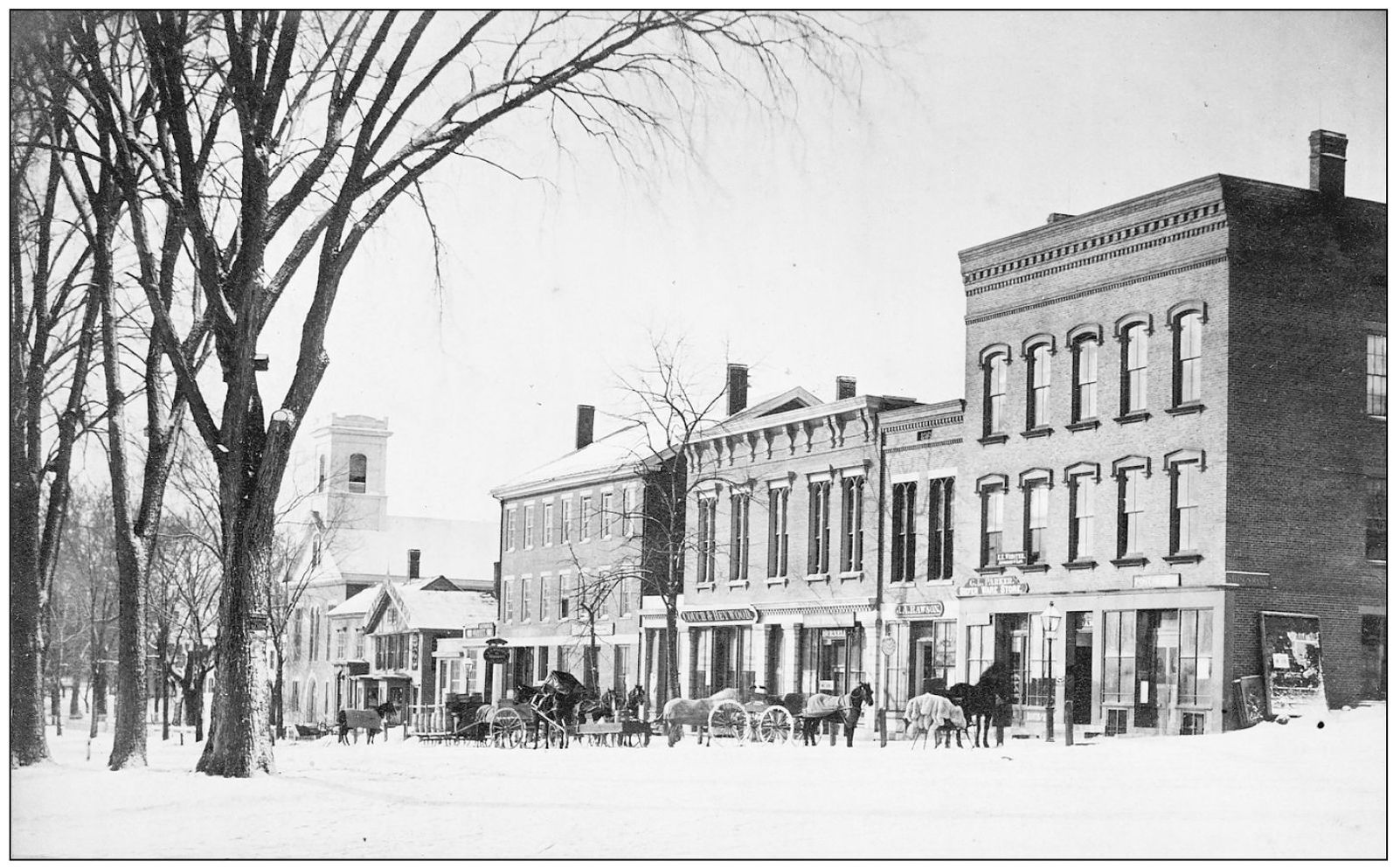 CELEBRATING THE HOLIDAY At Christmastime each shop around the Amherst Common - photo 4