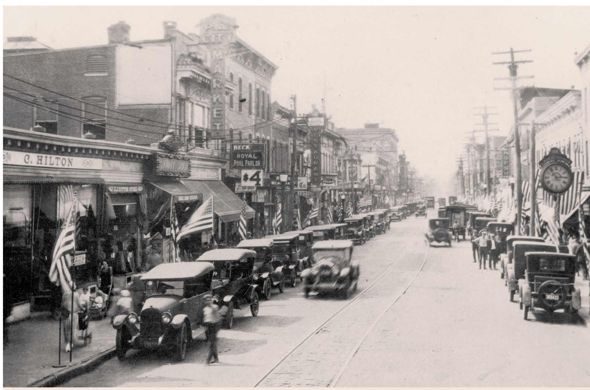 On July 4 1932 Smith Street was bustling and filled with pedestrians - photo 3