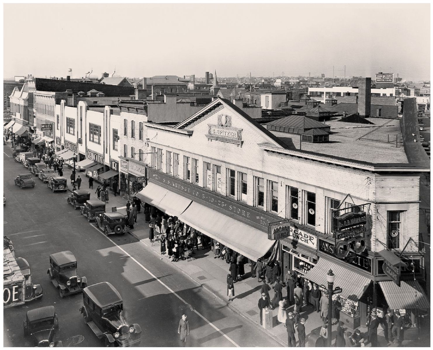 A typical scene from the late 1940s or early 1950s of State and Smith Streets - photo 5