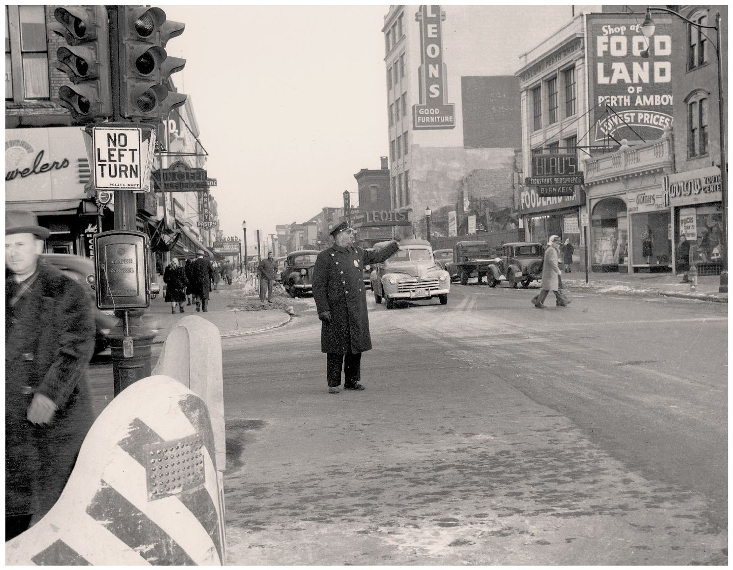 A typical scene from the late 1940s or early 1950s of State and Smith Streets - photo 6