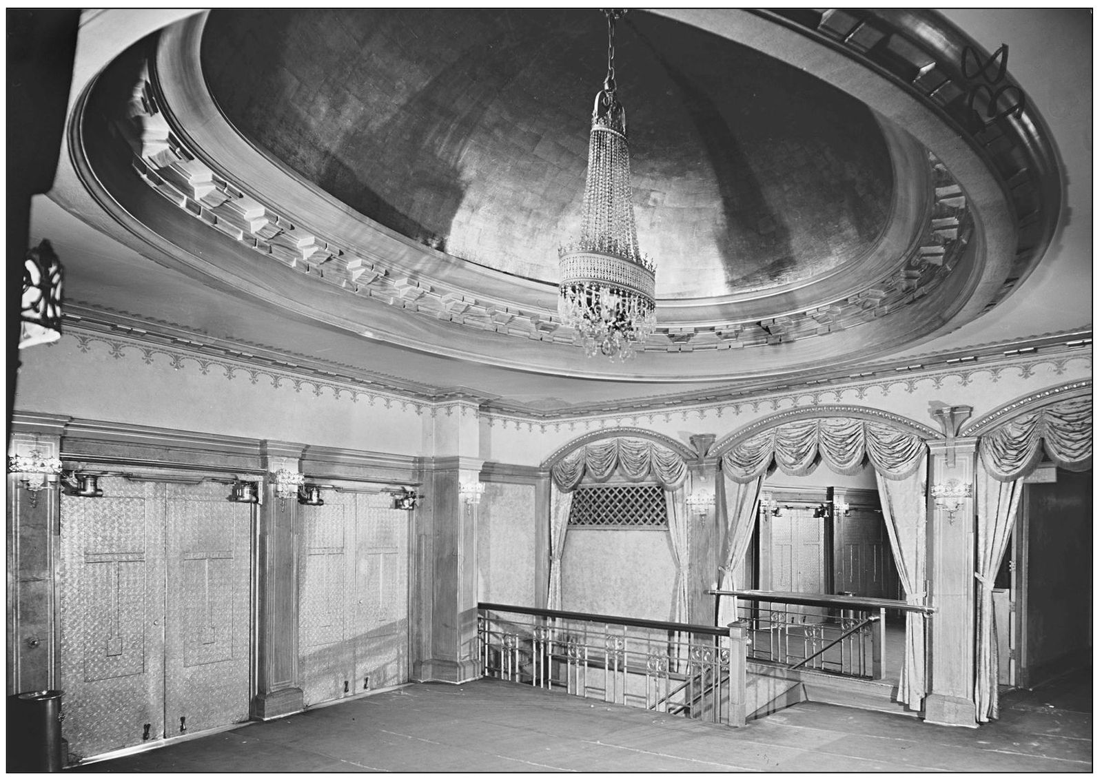 Stepping inside there was the lobby entrance with recessed dome and - photo 10