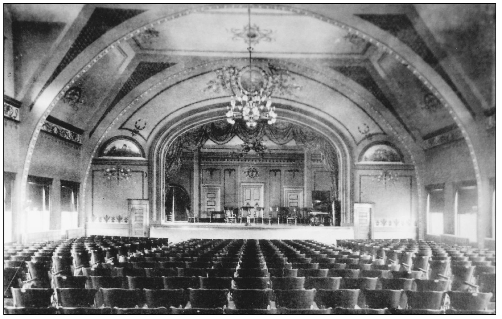 CITY HALL AUDITORIUM Adorned with a curved and ornate ceiling and an elaborate - photo 8