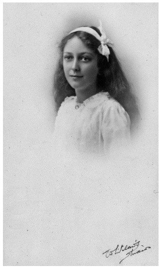 Cynthia at Whitelaws Studio c1922 The schoolgirl is still photographed in - photo 6