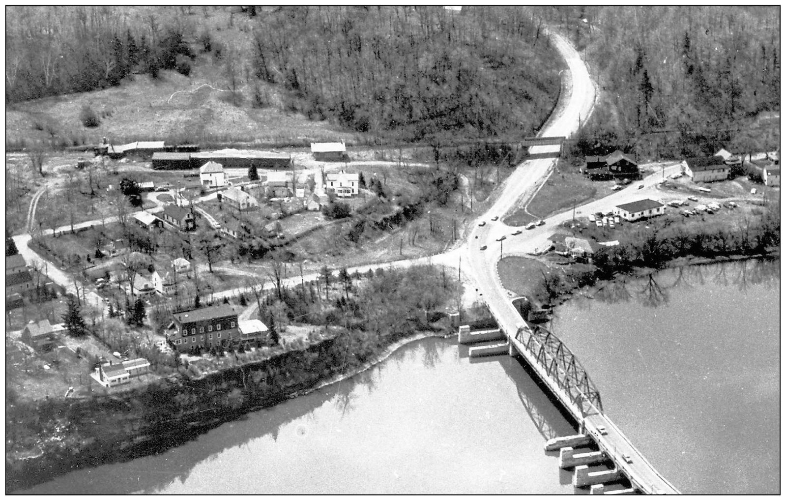 This is an aerial view of Aqueduct taken prior to 1964 looking south along - photo 6