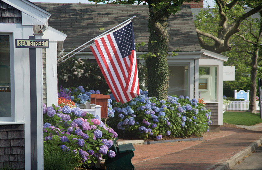 Nantucket doesnt allow any chain stores and downtown has great New England - photo 5