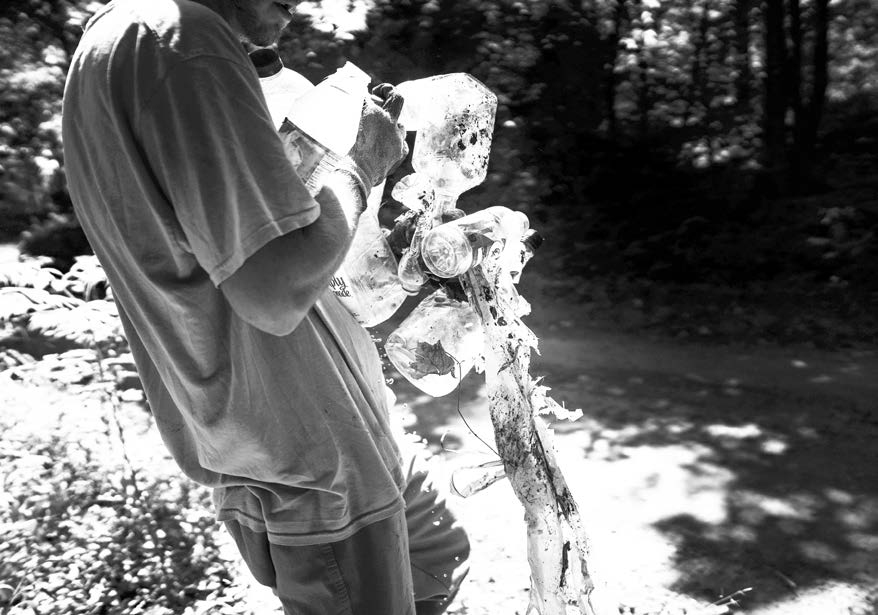 CHANG W LEETHE NEW YORK TIMES An inmate picks up litter including plastic - photo 2