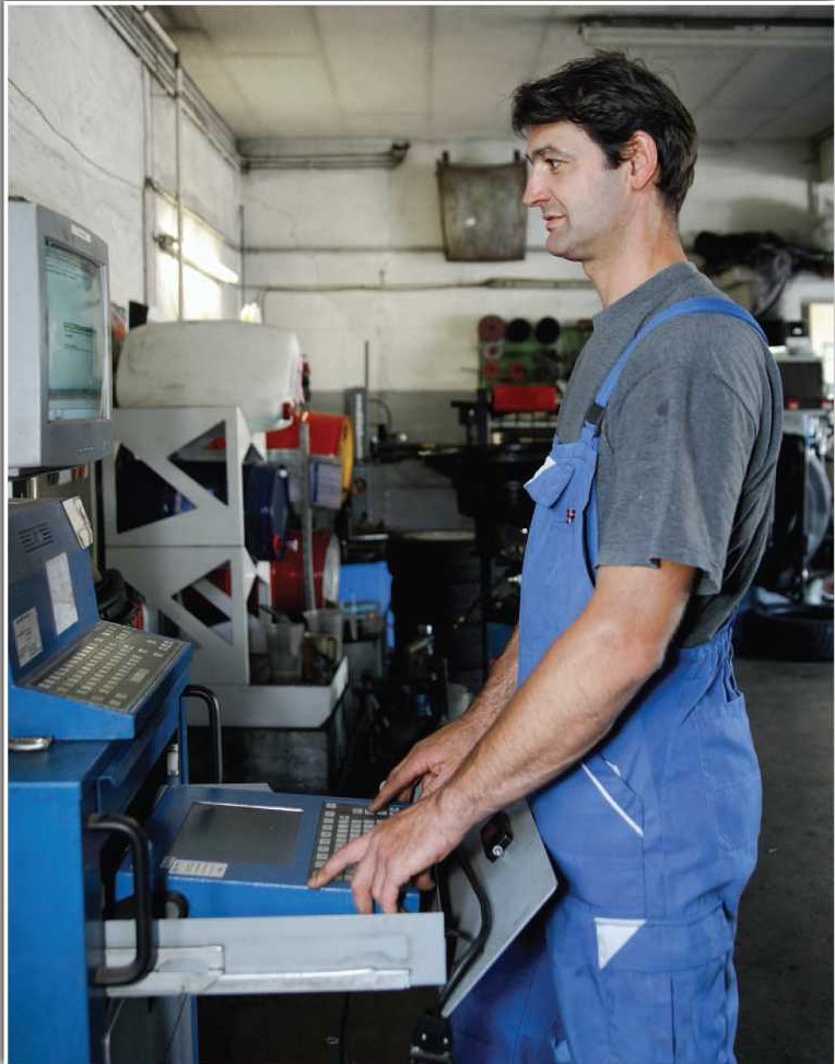 Auto repair technicians use sophisticated computerized equipment to figure out - photo 7