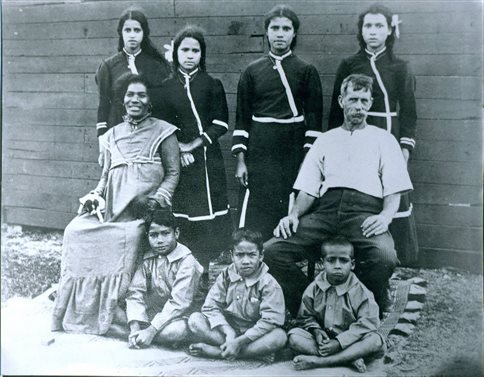 Jennings Family photo George Napier Jennings and wife MauKalemeli Back row left - photo 5