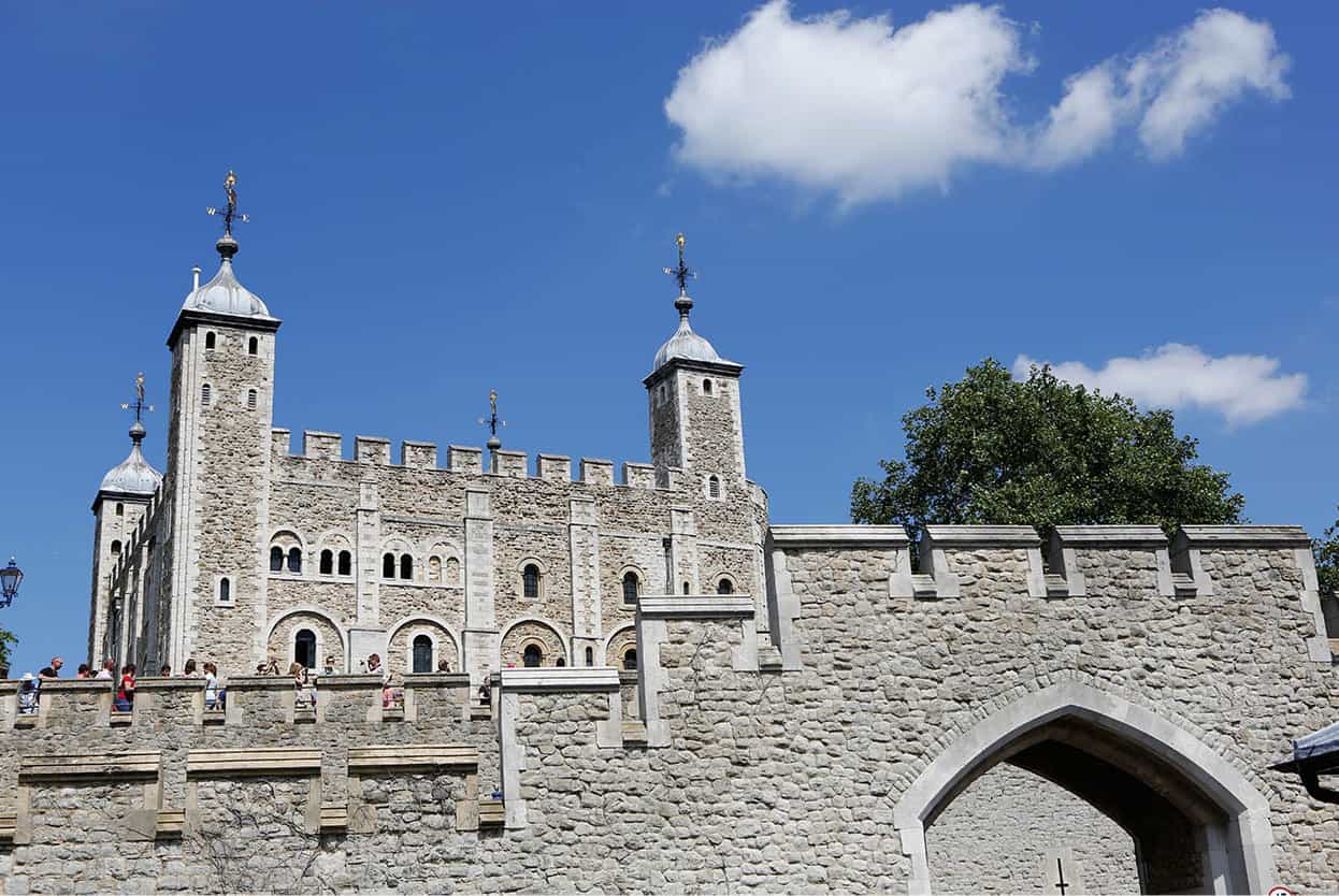 Top Attraction 1 Lydia EvansApa Publications Tower of London Where many a - photo 4