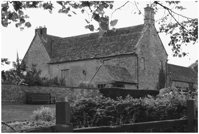 Near the town of Banbury Sulgrave Manor was built in the mid-1500s by Laurence - photo 2