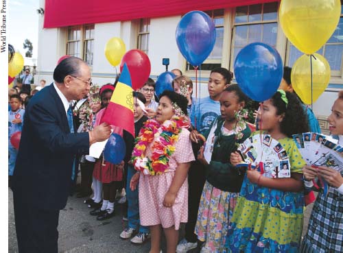 SGI President Ikeda meets members of the future division outside the San - photo 2