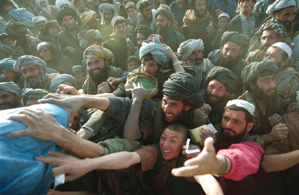 Afghan refugees fight for food at the Kili Faizo temporary camp on the Pakistan - photo 4