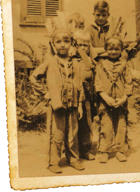 This is a photograph of children playing around the time of World War I How do - photo 9