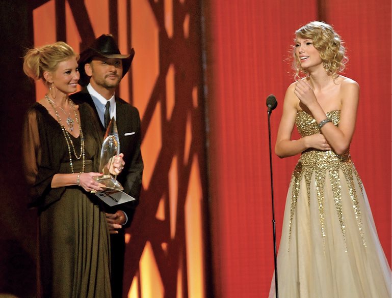 Swift right accepts the award for Entertainer of the Year from Faith Hill and - photo 10