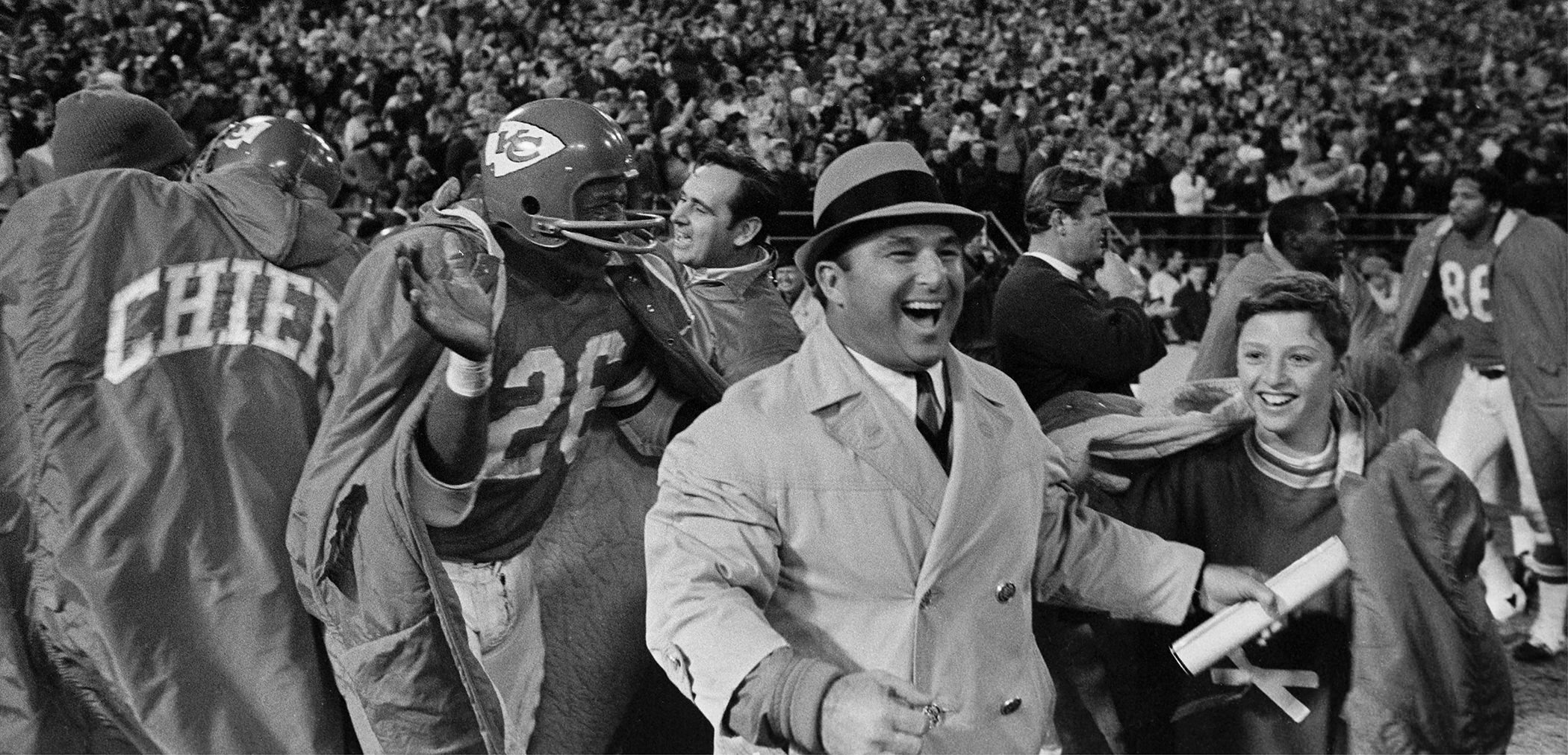 Running back Paul Lowe 26 Hank Stram assistant coach Bill Walsh and Strams - photo 4