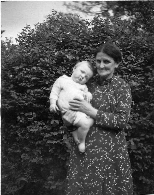 Dowager with her little evacuee at The Easy Stile Introduction The Story of - photo 3