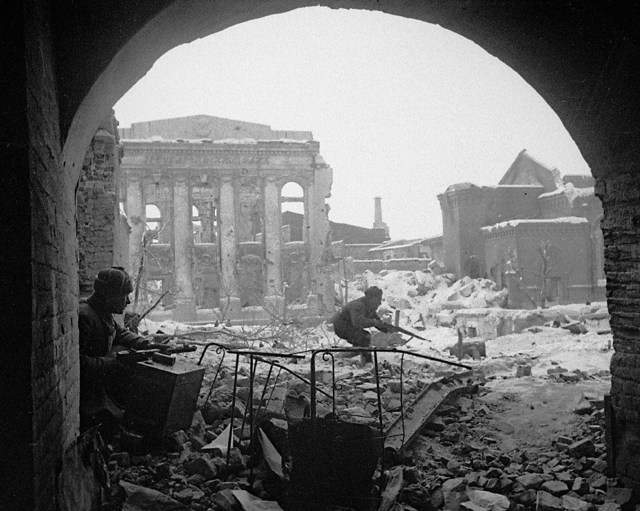 A Soviet rifle platoon advances cautiously in Stalingrad in late 1942 The - photo 5