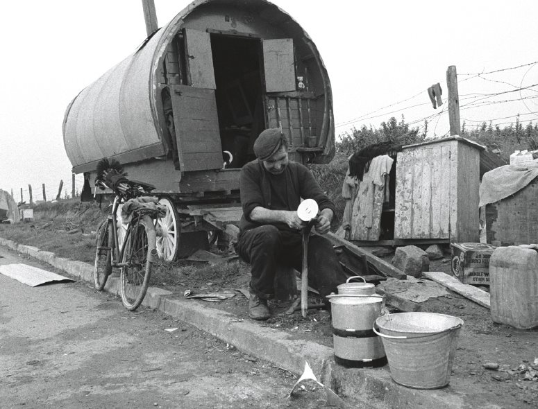 John Ward fashions tins on the roadside outside Galway City in 1972 Chimney - photo 9