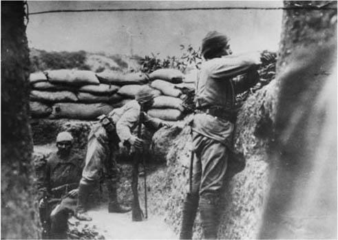 Turkish troops observing the Australian front line at Gallipoli AWM A05299 - photo 5