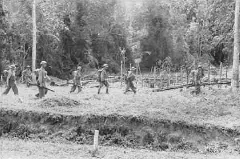 Australian troops in fighting order on the move during the Malayan campaign - photo 4