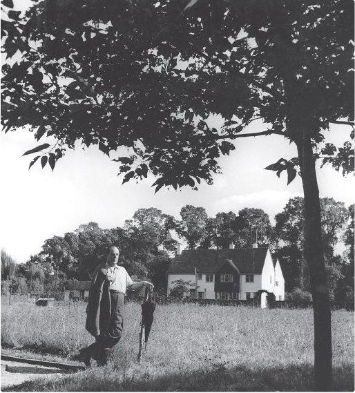 ROBERT AT THE BACK OF FAIRMANS CIRCA 1950 Chapter One THE QUEEN OF PUDDINGS - photo 4