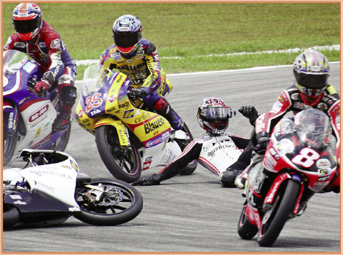 Riders maneuver to avoid an unlucky racer The helmet is the most important - photo 2