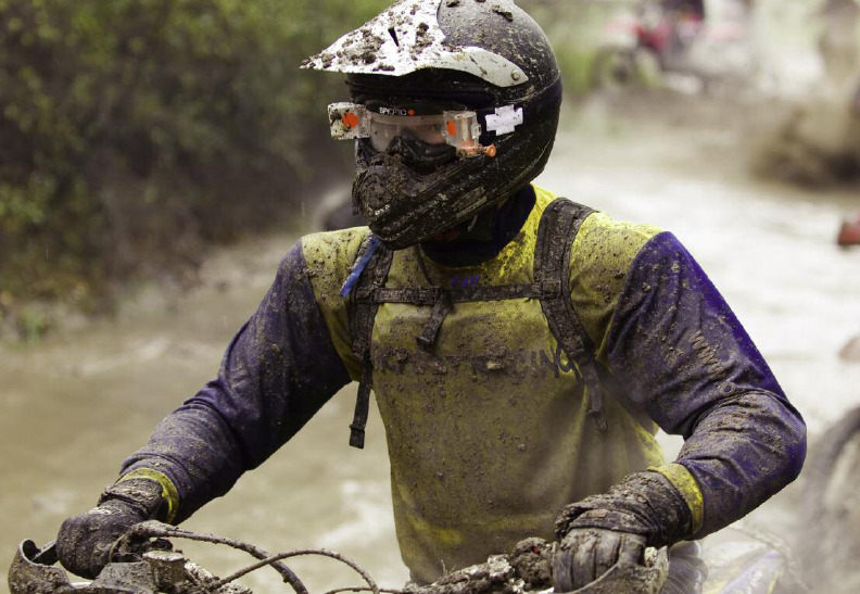 Goggles protect enduro riders from flying dirt and mud This shorty helmet - photo 4