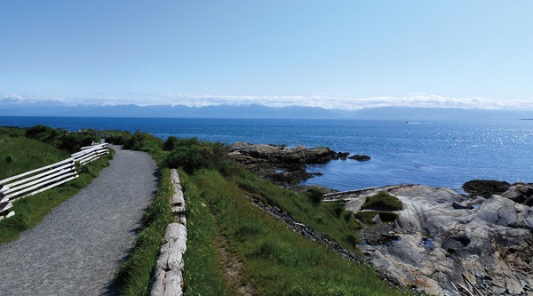 The central part of the main loop passes above two small coves that are - photo 3