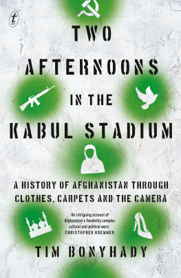 Tim Bonyhady - Two Afternoons in the Kabul Stadium: A History of Afghanistan Through Clothes, Carpets and the Camera