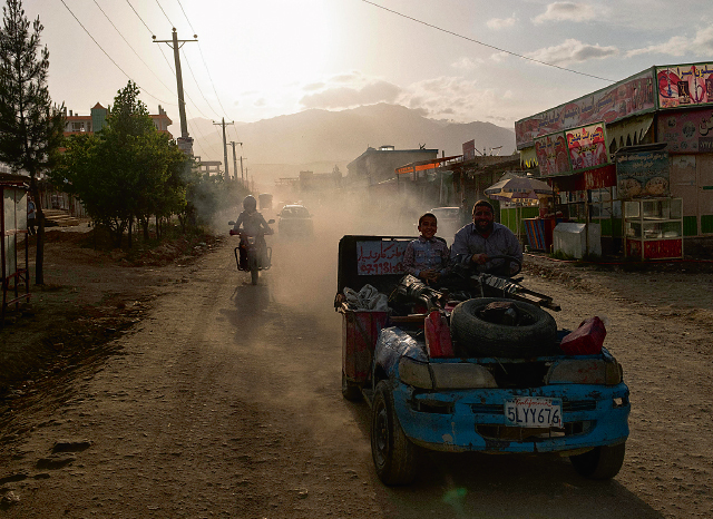 On my bike on the way to a boxing match Andrew Quilty spent the whole day - photo 7