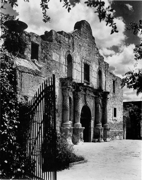 THE Alamo AN ILLUSTRATED HISTORY Edwin P Hoyt Copyright 1999 by - photo 1