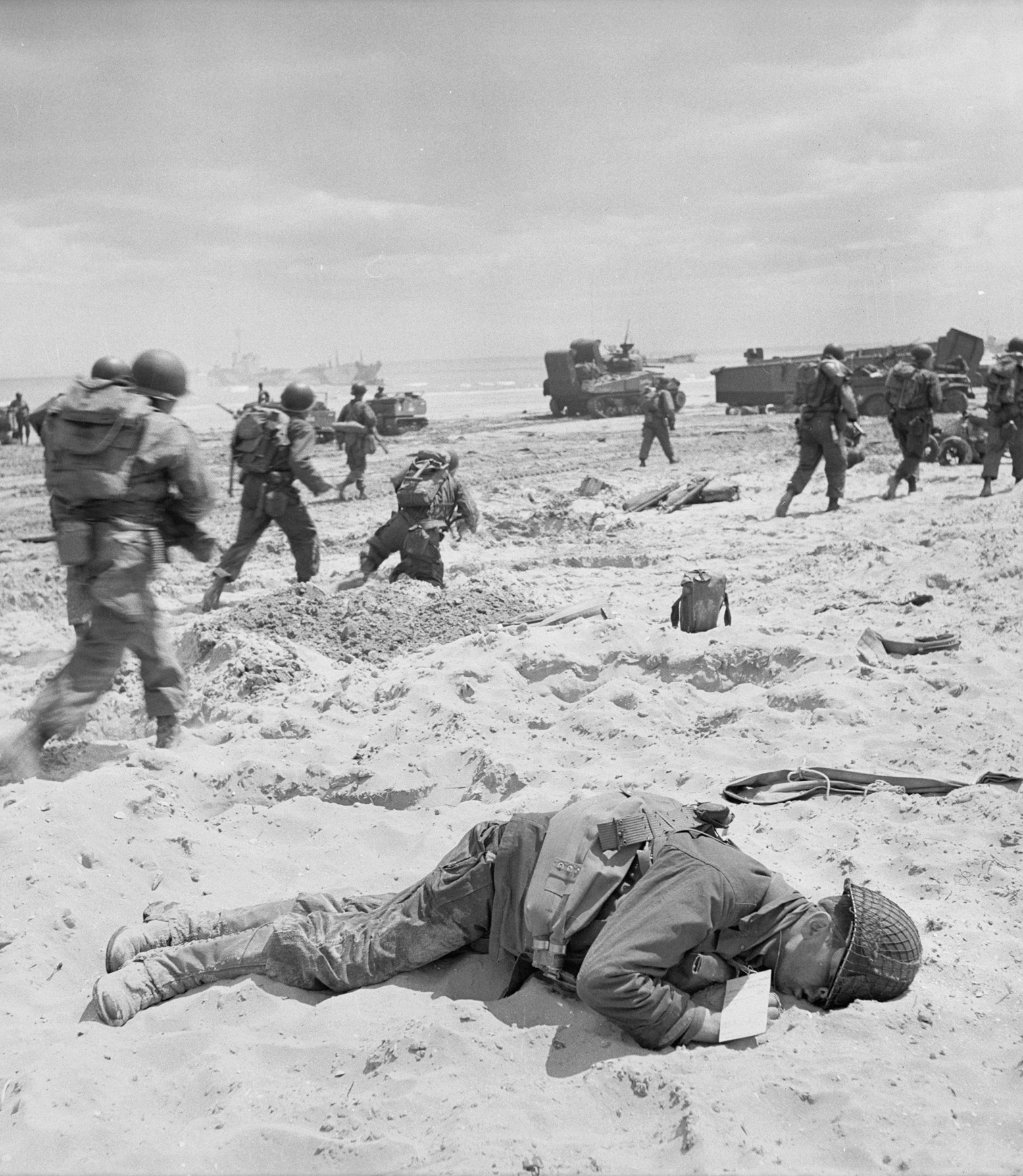 A dead US soldier on Utah Beach 6th June 1944 The body has been given a label - photo 3