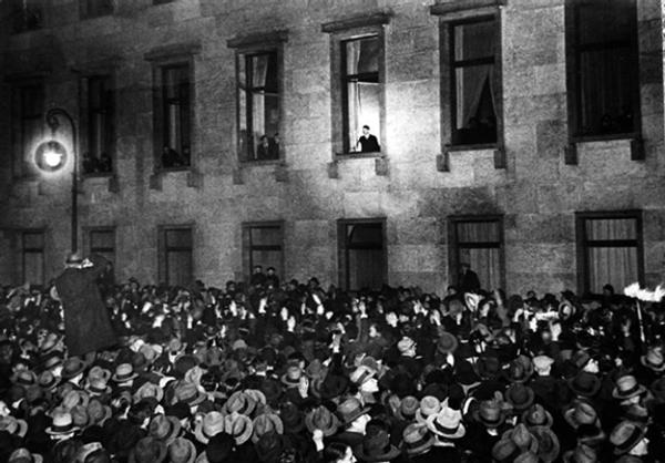 Massive German crowds gather to cheer Hitler standing in the window after - photo 3