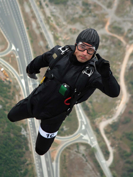 SHIELDS AND GOGGLES Skydivers wear goggles or helmets that have face shields - photo 11