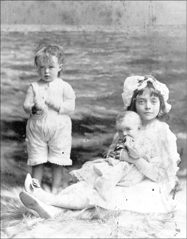 Palmer Girls ca 1882 Elsie Palmer age nine and a half holds six-month-old - photo 4