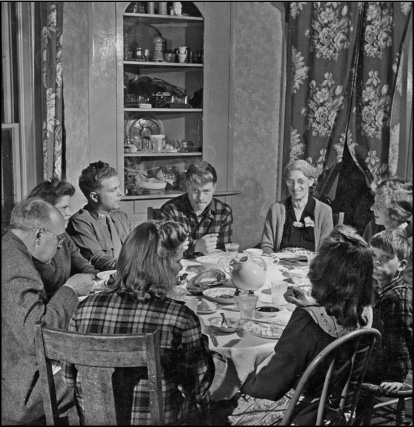 At the dinner table the Bong family talked about the day and enjoyed each - photo 12