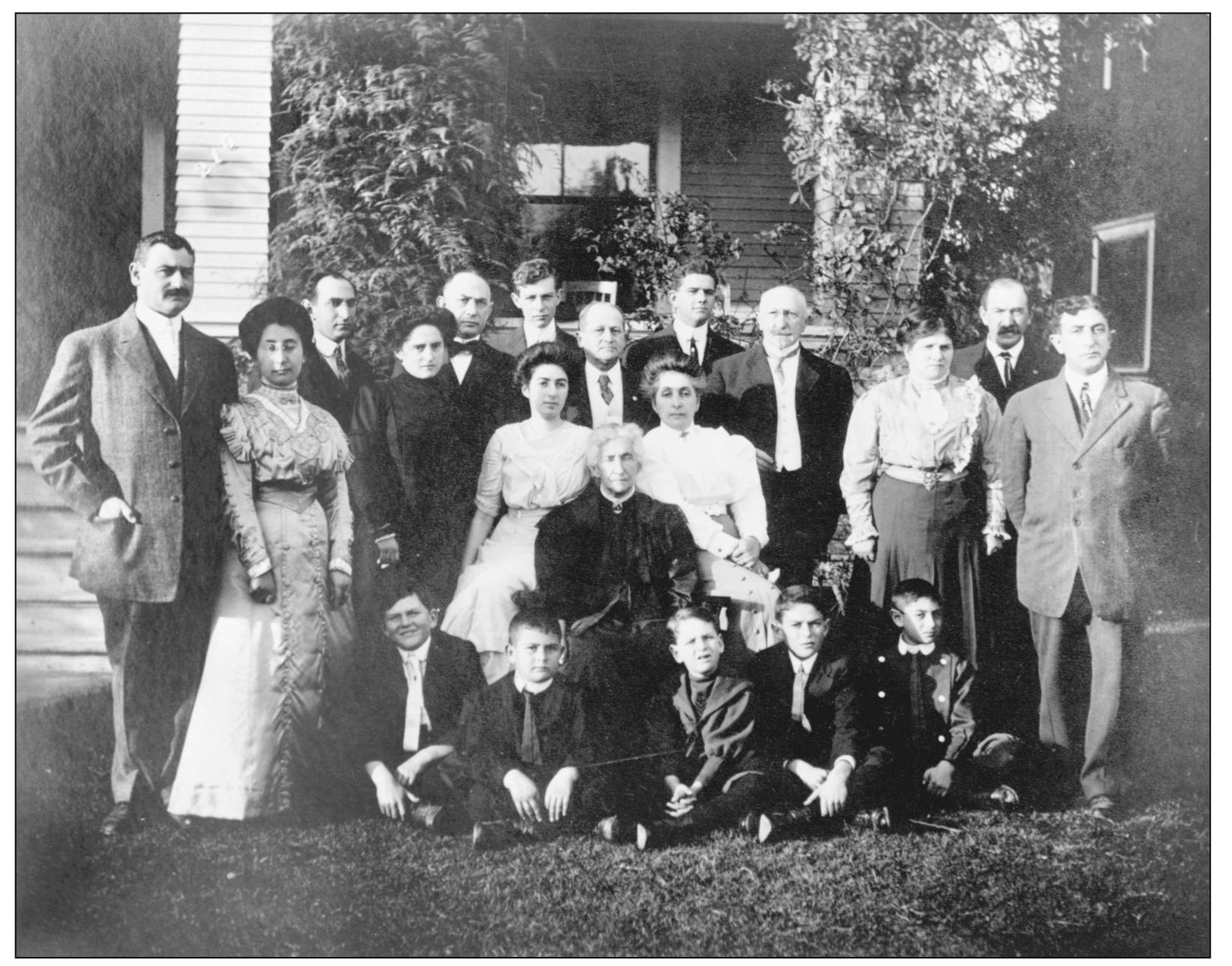 FAMILY REUNION 1909 The Harris family had a reunion at the home of William - photo 3