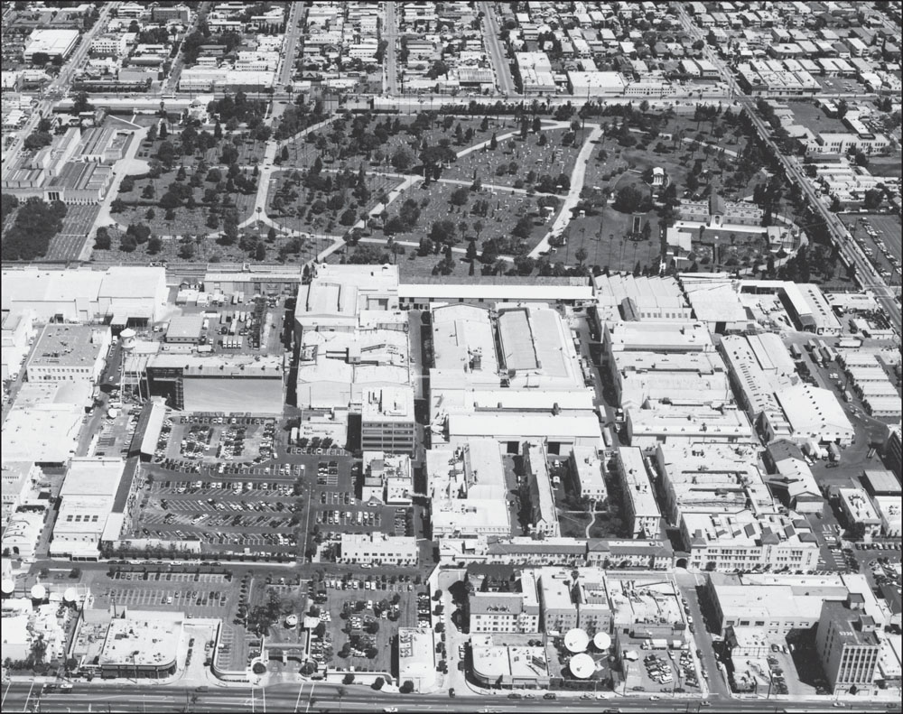 HOLLYWOOD MEMORIAL PARKPARAMOUNT STUDIOS 1985 In this aerial photograph - photo 2