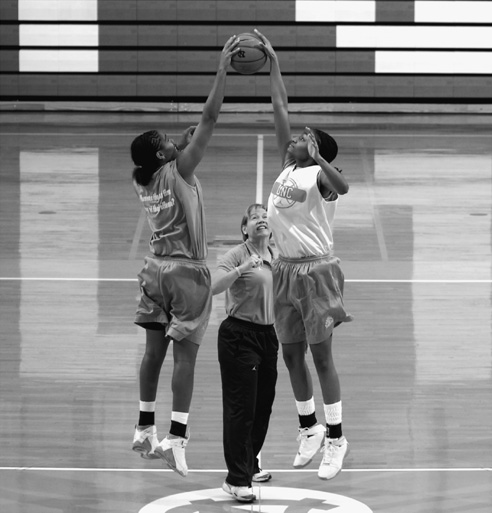 The Complete Guide to COACHING GIRLS BASKETBALL Building a Great Team the - photo 1