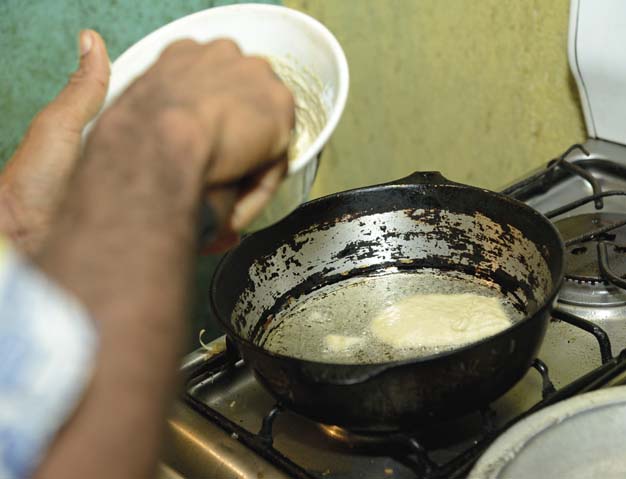 Dad fries pancakes for breakfast On other days we might have boiled bananas - photo 5