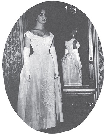 Callan was presented to Savannah society at the 1959 Debutante Cotillion Her - photo 4