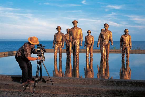 A wading pool memorial of General Douglas MacArthurs return to Leyte in 1944 to - photo 5