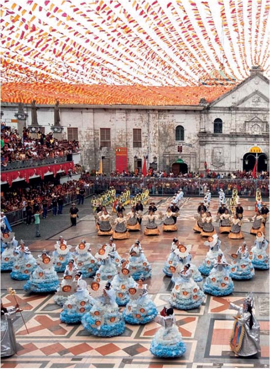 Fabulously dressed participants at Cebu Citys Sinulog Festival An - photo 7