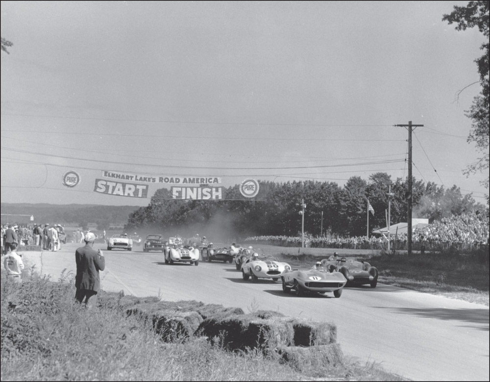 At the start of the 1960 Road America 500 Dr Dick Thompson No 11 in Bill - photo 3