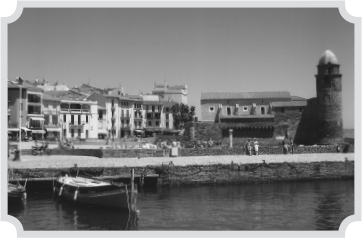 View of the harbor and the church of Notre-Dame-des-Anges in Collioure - photo 3