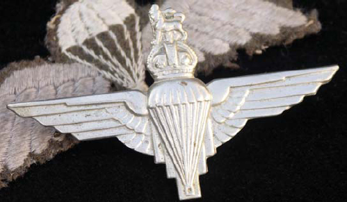 The distinctive cap and parachute qualification badges wings of a soldier of - photo 9