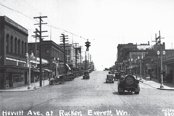 Top Street lights and automobiles adorn Hewitt and Rucker Avenues Bottom - photo 4